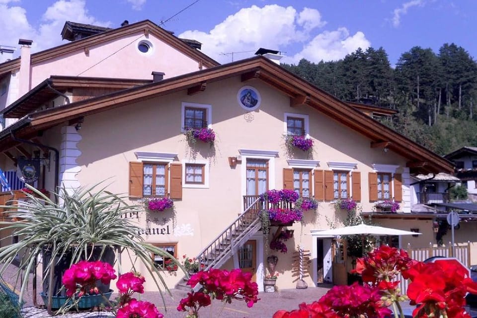 HOTEL SALVANEL BOSCHETTO ROLAND DI DAPRA’ MARIA MADDALENA Hotel in Cavalese