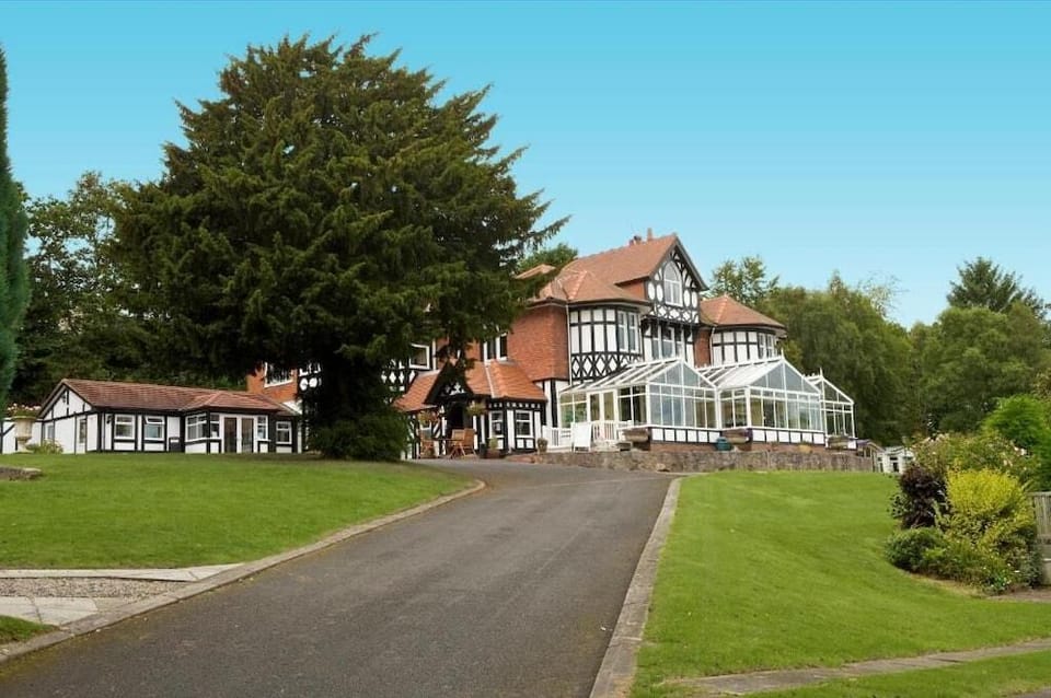 Lyons Woodlands Hall Hotel Hotel in Wales