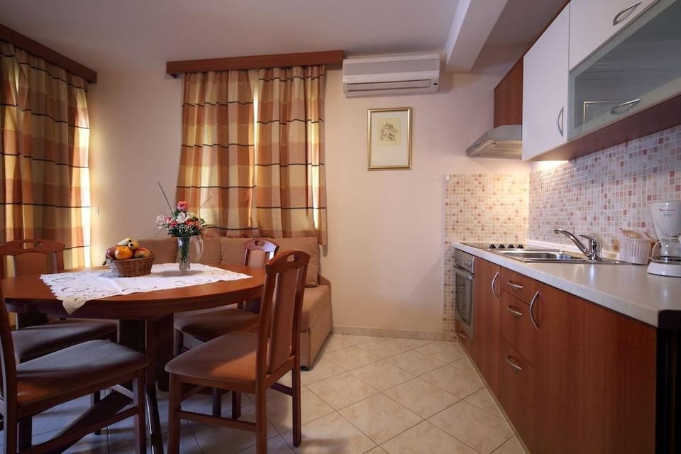 Apartments Ivana Hotel in Baška Voda