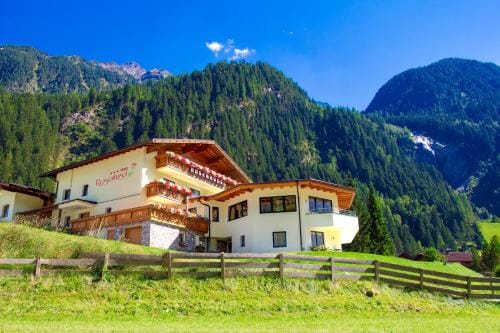Pension Rosenhugel Hotel in Neustift im Stubaital