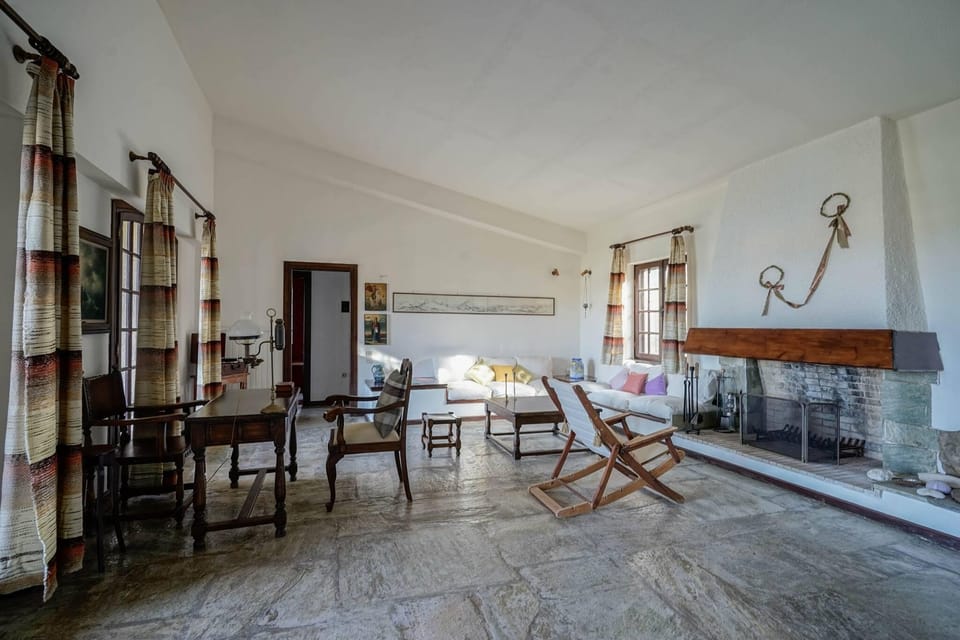 Sonia Rustic Mansion - 5bd 30 Sec Walk To Beach Lodge in Euboea