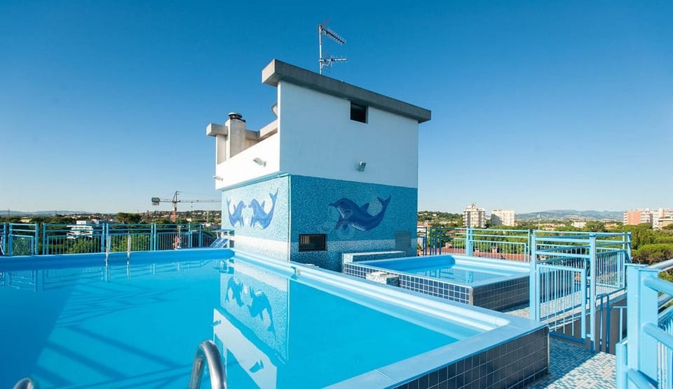 Swimming pool [outdoor]
