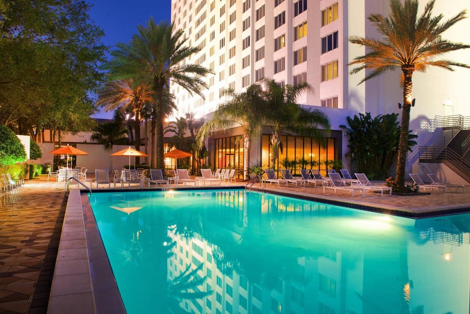 Swimming pool [outdoor]