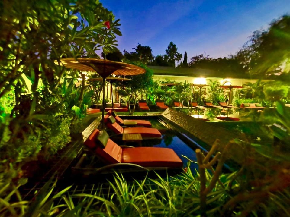 Swimming pool [outdoor]