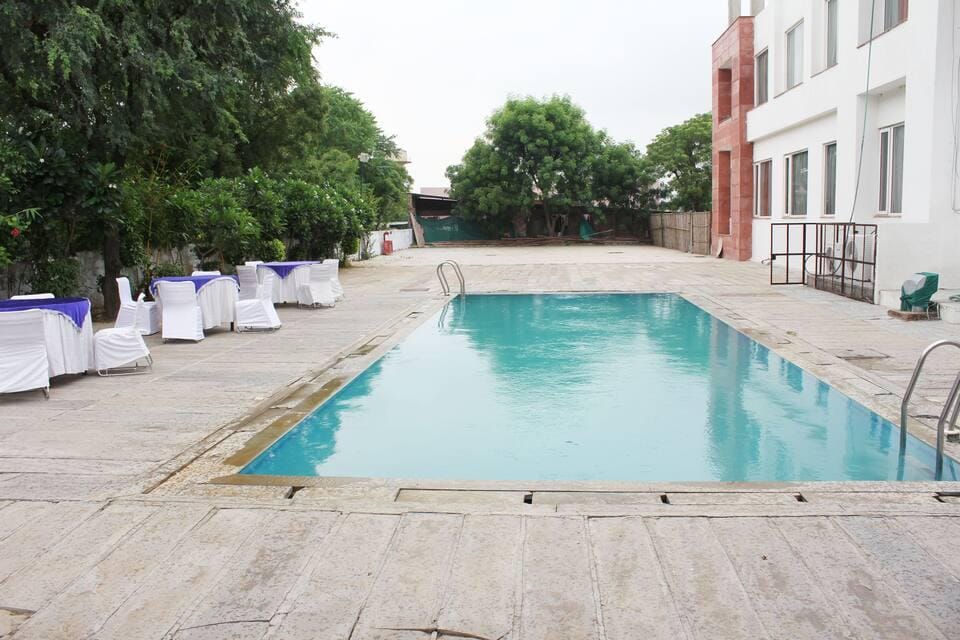 Swimming pool