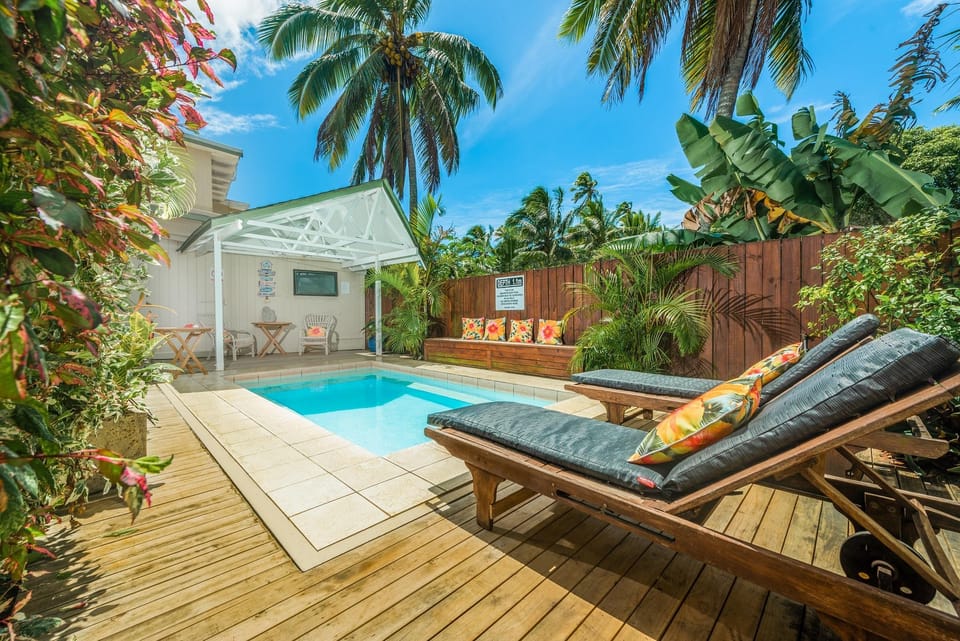 Swimming pool [outdoor]