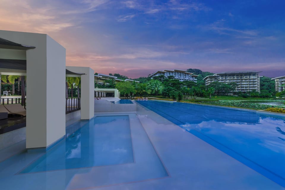 Swimming pool [outdoor]