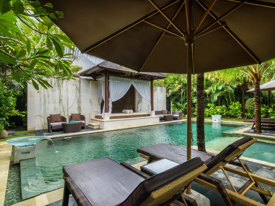 Swimming pool [outdoor]