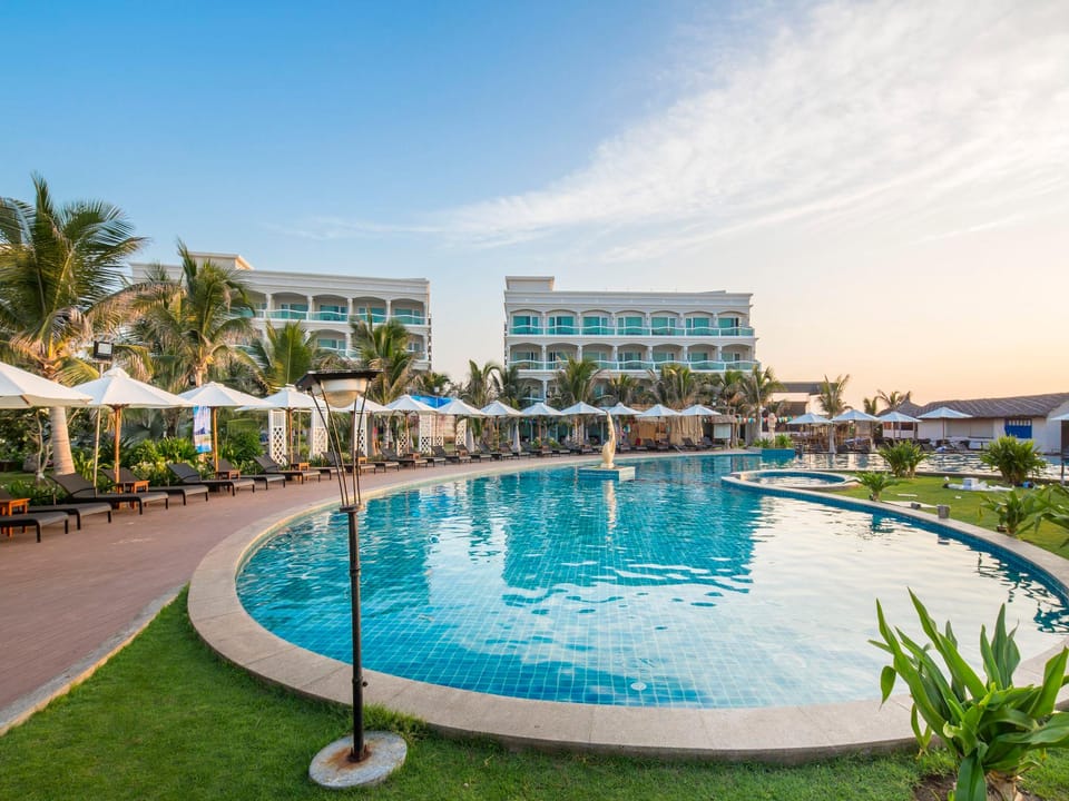 Swimming pool [outdoor]