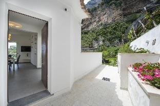 Villa Donna Rachele - Sea view Jacuzzi and Free Parking Hotel in Amalfi