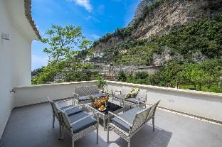 Villa Donna Rachele - Sea view Jacuzzi and Free Parking Hotel in Amalfi