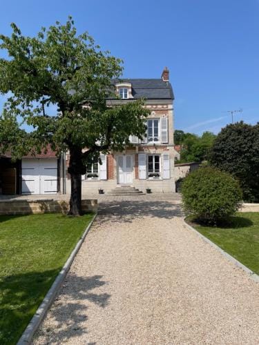 La Maison du Pere Pilon avec petit dejeuner Hotel in Île-de-France