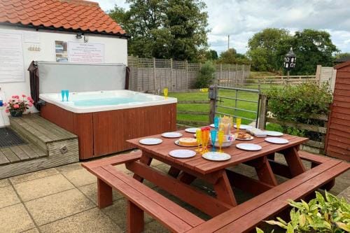 Manor Farm Holiday Cottages Hotel in Reighton