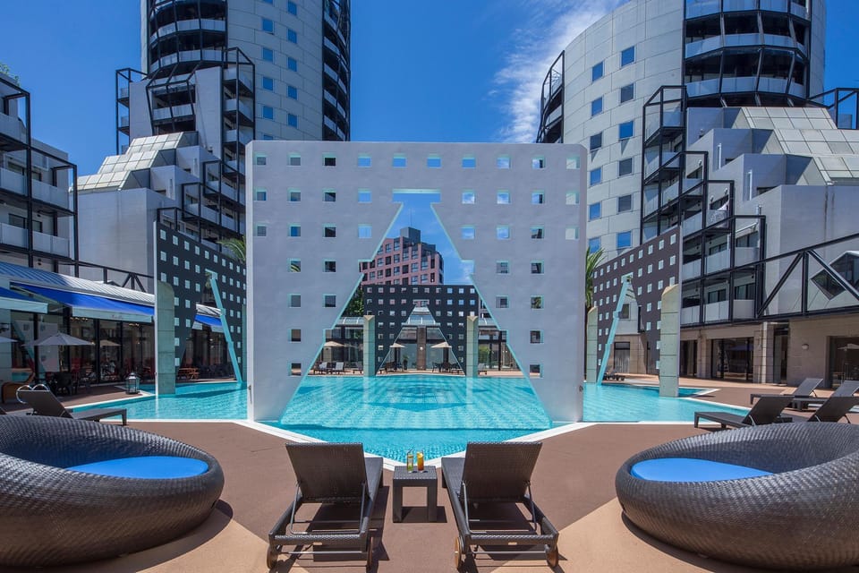 Swimming pool [outdoor]