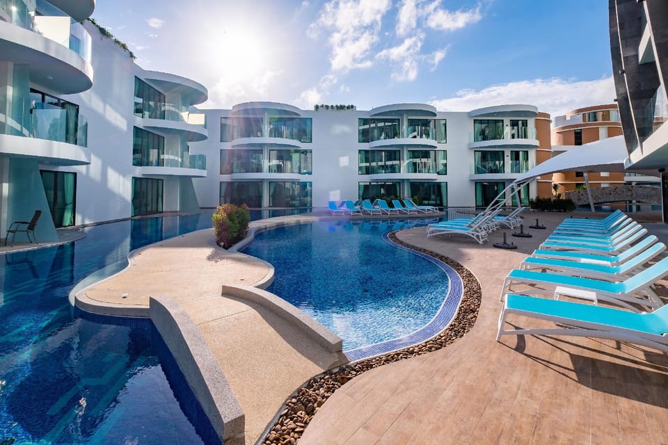 Swimming pool [outdoor]