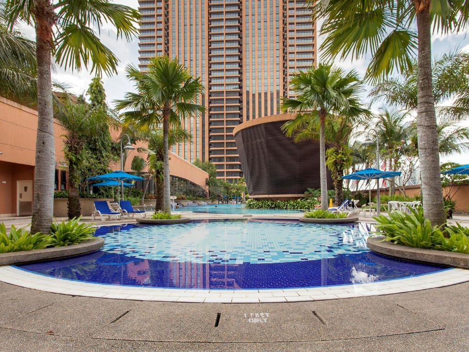 Swimming pool [outdoor]