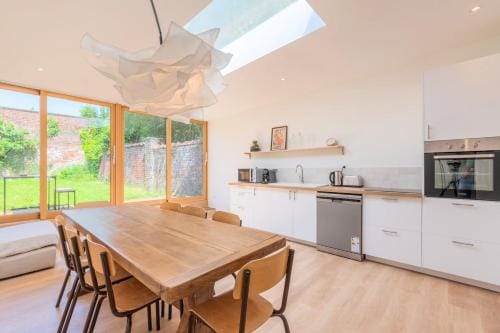 Spacious house with 4 bedrooms & garden, near tram Hotel in Flanders