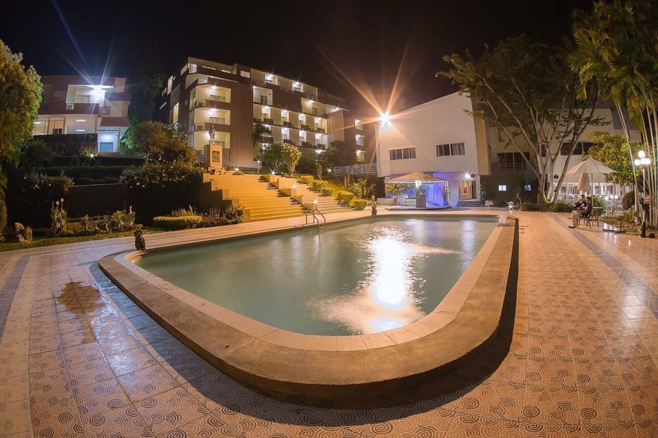 Swimming pool [outdoor]