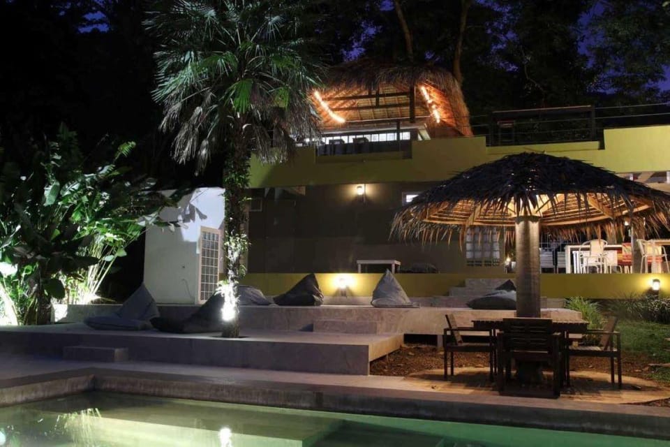 Swimming pool [outdoor]