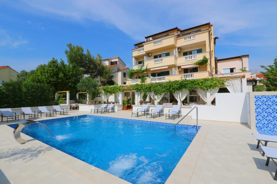 Swimming pool [outdoor]