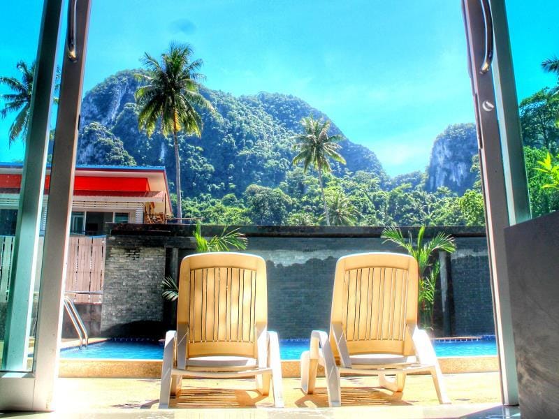 Swimming pool [outdoor]