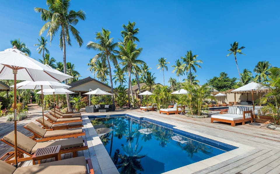 Swimming pool [outdoor]