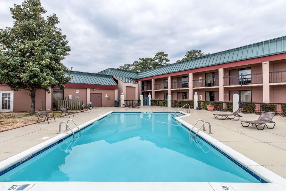 Swimming pool [outdoor]