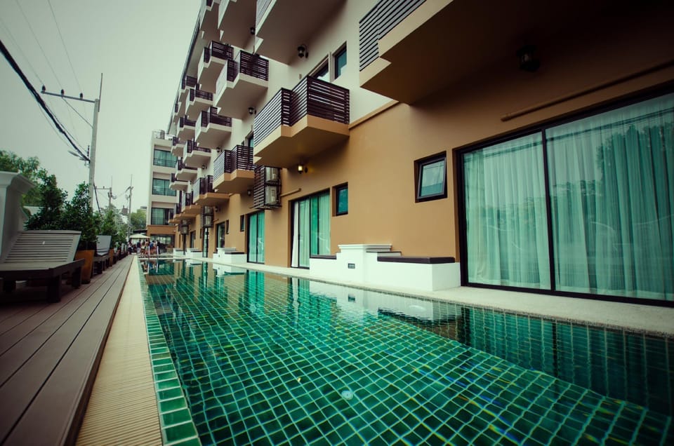 Swimming pool [outdoor]