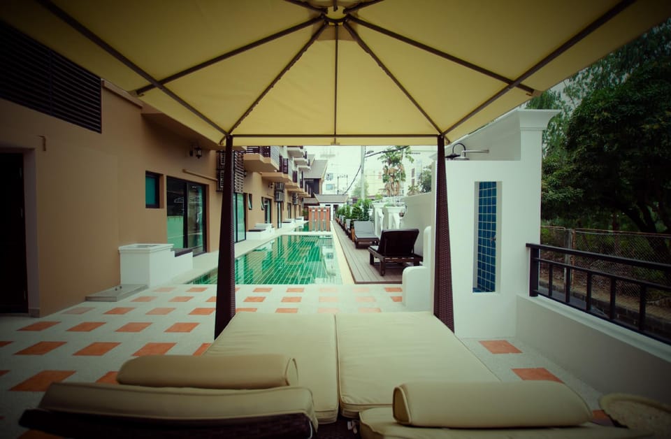 Swimming pool [outdoor]
