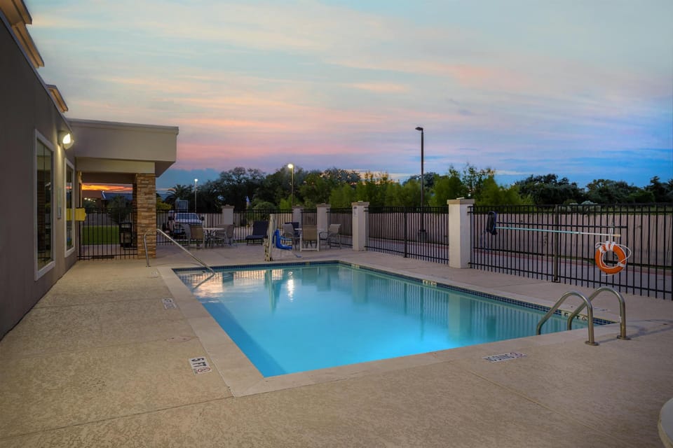 Swimming pool