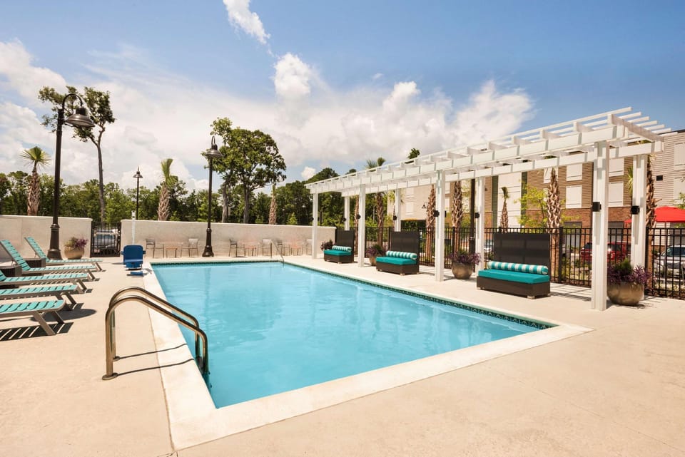 Swimming pool [outdoor]