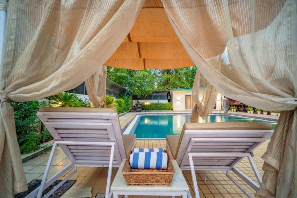Swimming pool [outdoor]