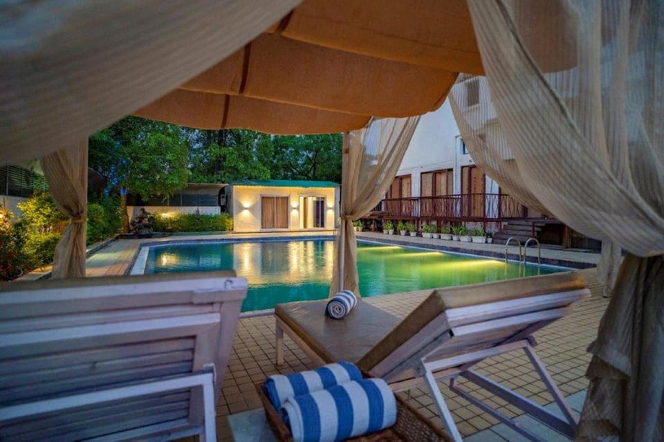 Swimming pool [outdoor]