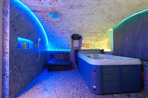 Secret Jacuzzi Mons - Parking prive gratuit Hotel in Hauts-de-France