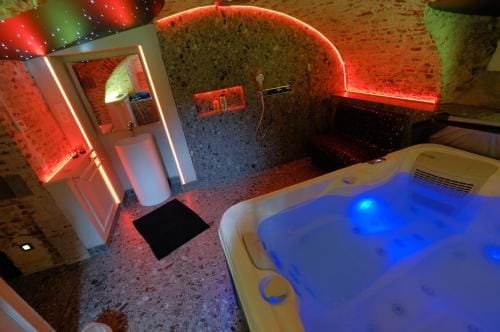 Secret Jacuzzi Mons - Parking prive gratuit Hotel in Hauts-de-France
