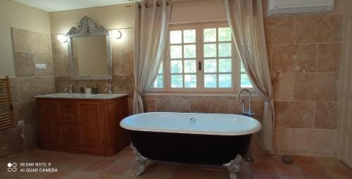 Le Mas Neuf 1752 Hotel in Arles