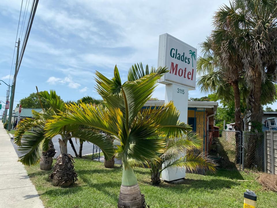 Glades Motel - Naples Motel in East Naples