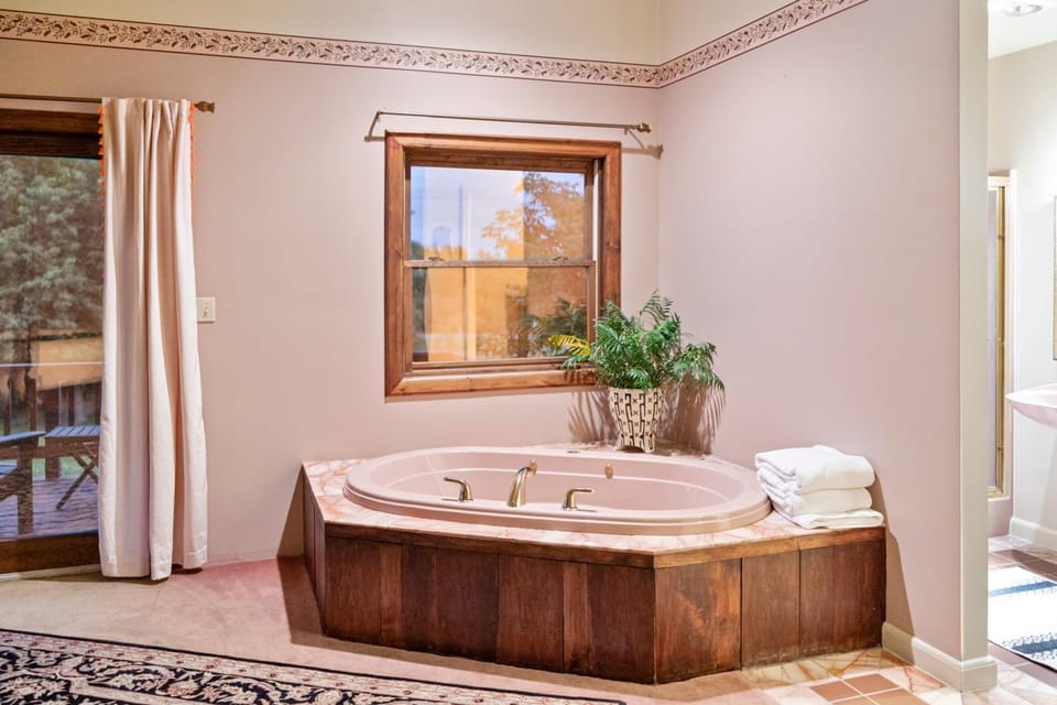 Point Au Roche Lodge Hotel in Lake Champlain