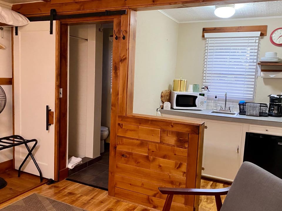 Left Coast Lodge - Pet Friendly Hotel in Sisters
