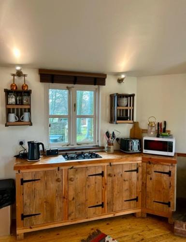 Woodpecker Cabin with Hot tub Lodge in Breckland District