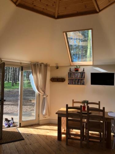 Woodpecker Cabin with Hot tub Lodge in Breckland District