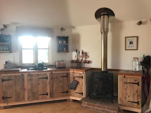 Woodpecker Cabin with Hot tub Lodge in Breckland District