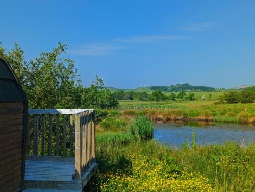 Pond View Pod 2 with Private Hot Tub - Fife - Loch Leven - Lomond Hills Lodge in Scotland