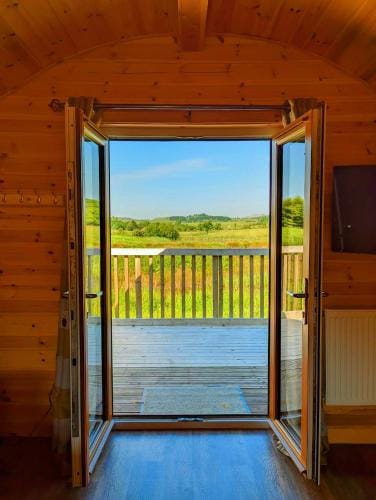 Pond View Pod 2 with Private Hot Tub - Fife - Loch Leven - Lomond Hills Lodge in Scotland