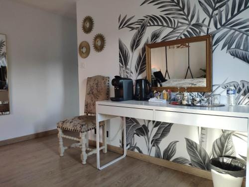 La Tourelle Suite Cosy entre vignoble aixois et Luberon Hotel in Le Puy-Sainte-Réparade