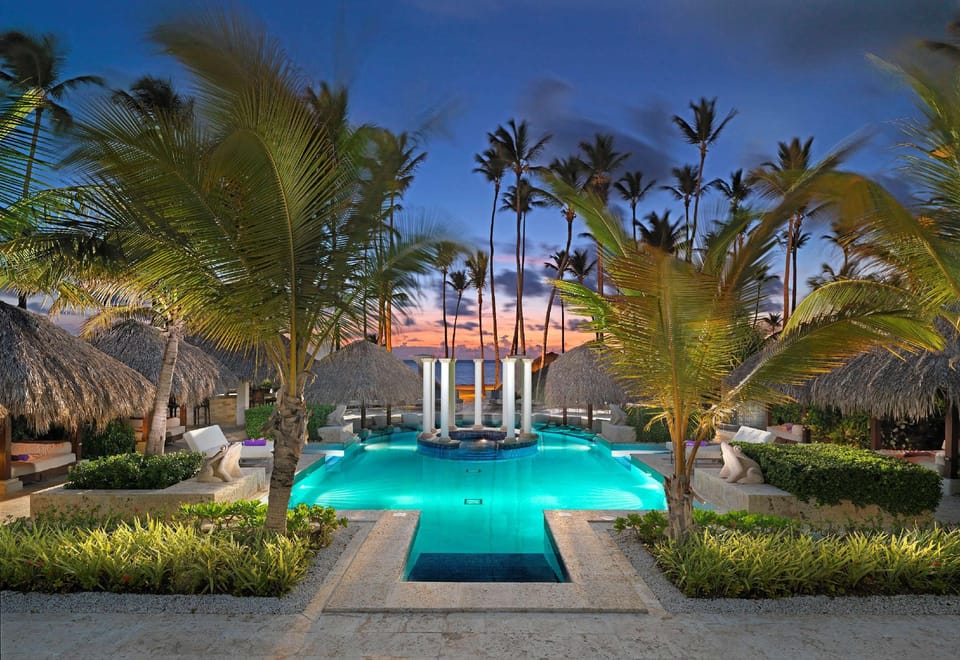 Swimming pool [outdoor]