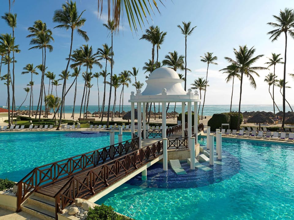 Swimming pool [outdoor]