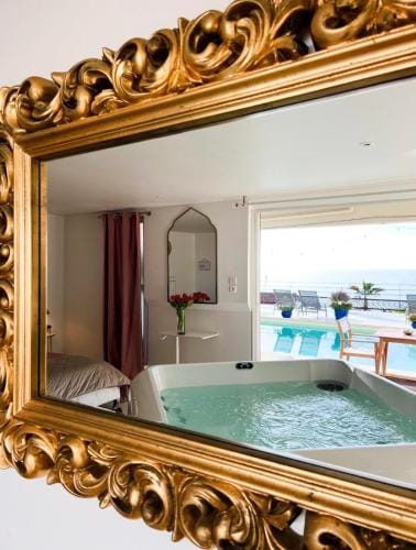 LES SUITES LOVE 2 SPA VUE MER PISCINe Hotel in Marseille