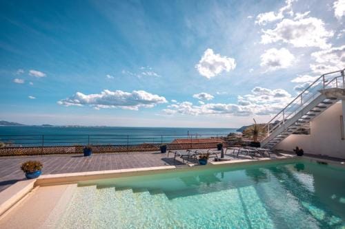 LES SUITES LOVE 2 SPA VUE MER PISCINe Hotel in Marseille