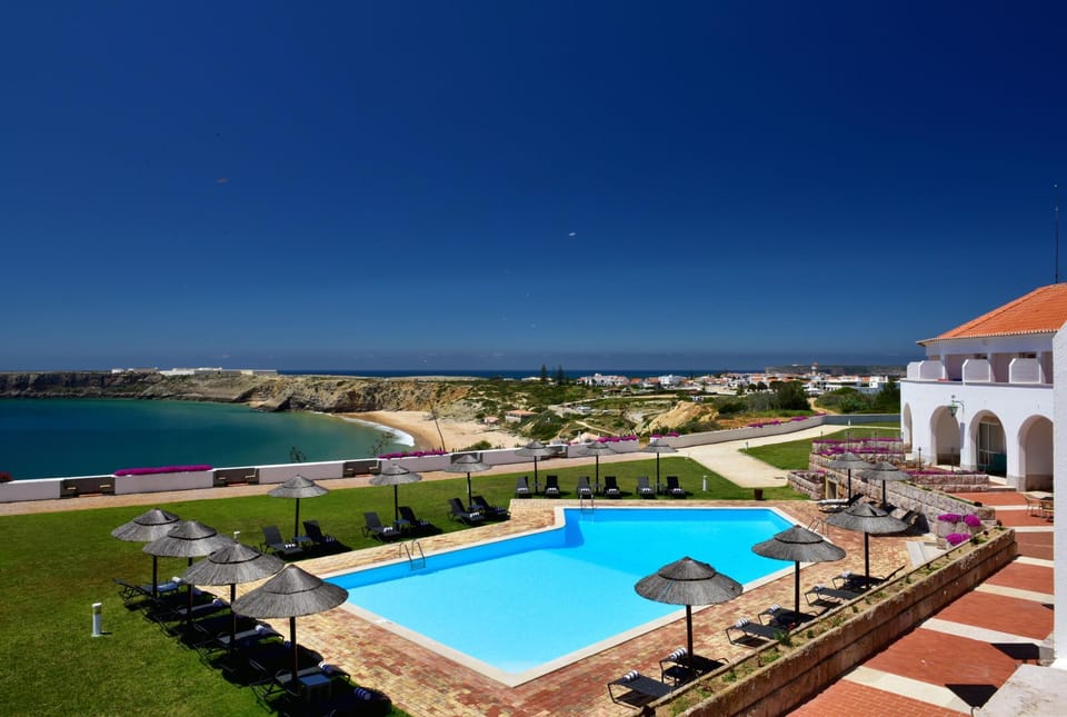 Swimming pool [outdoor]